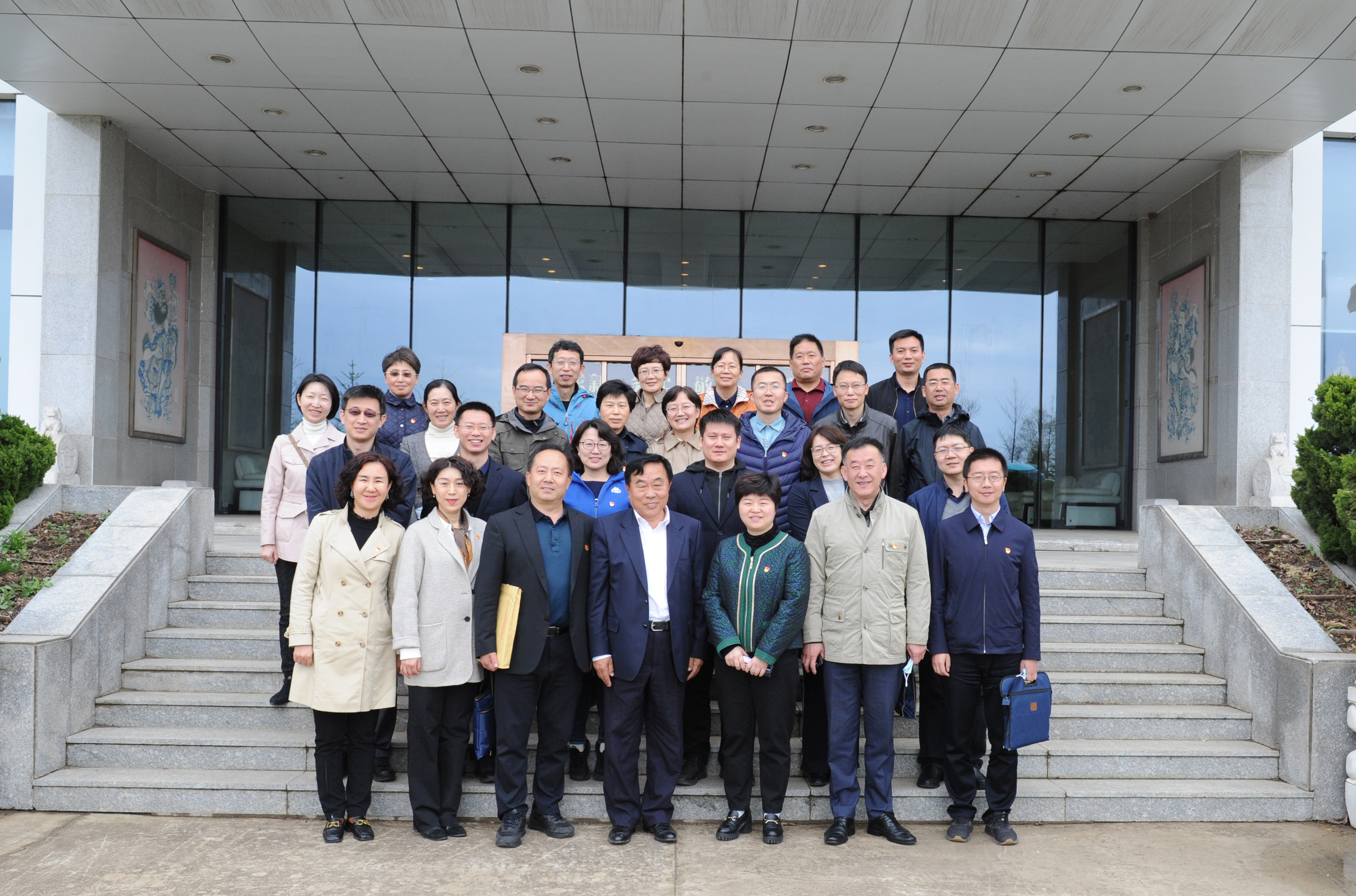 大連銀保監局黨委中心組成員一行到韓偉集團參觀調研