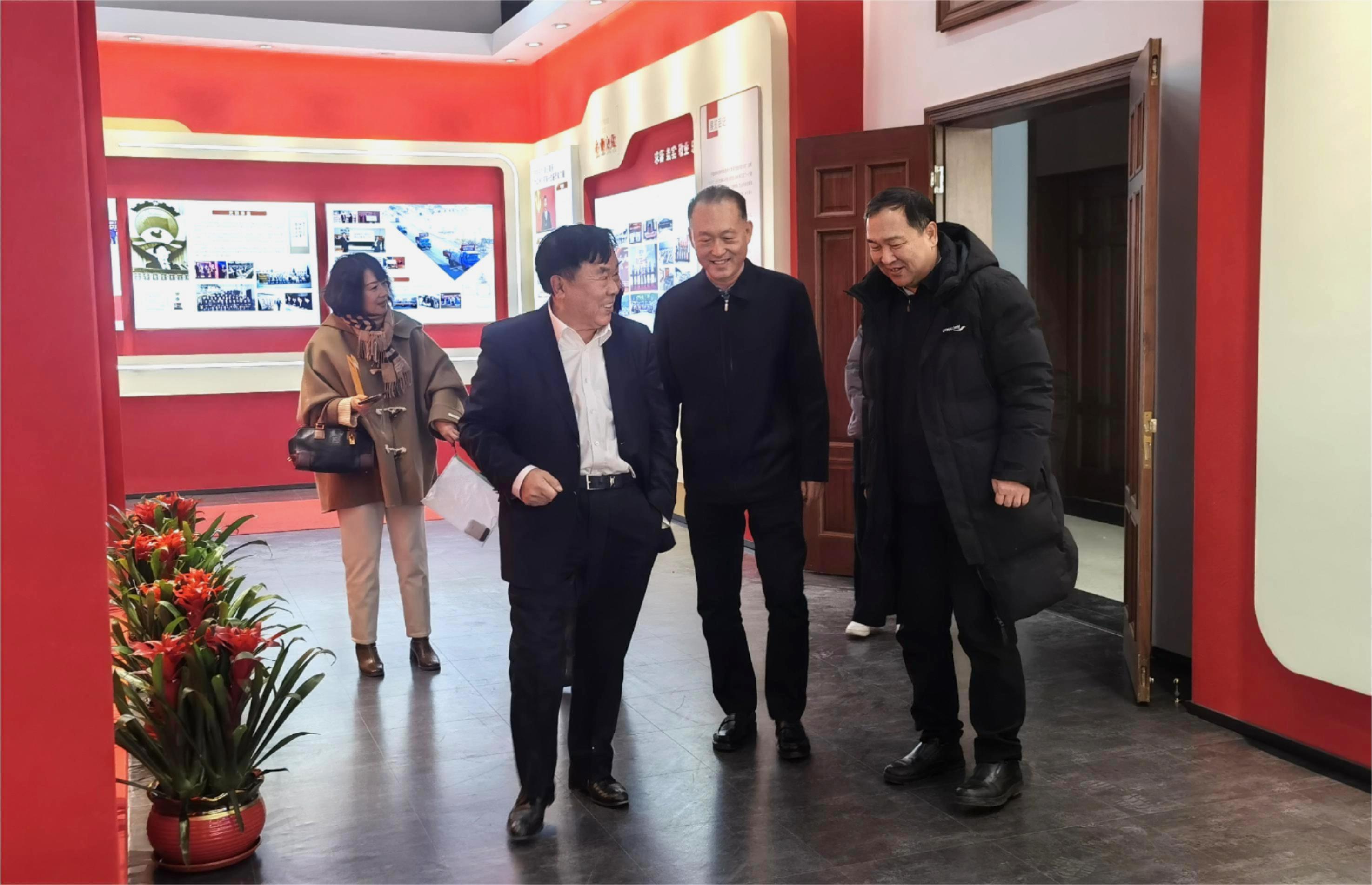 市政協副主席陳國貴走訪韓偉集團并轉交副省長郭彩云新春慰問信